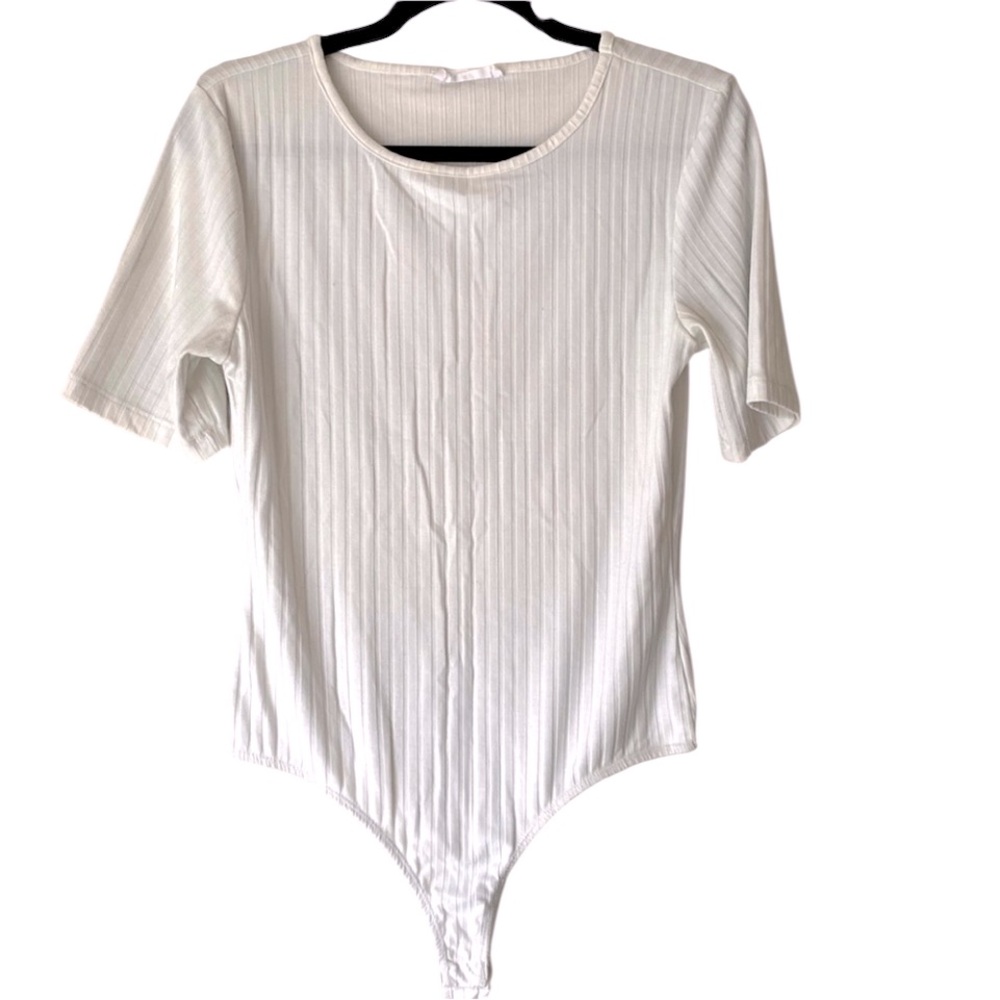 Elodie White Ribbed Short Sleeve Fitted Crewneck Bodysuit, size Large - Picture 2 of 3